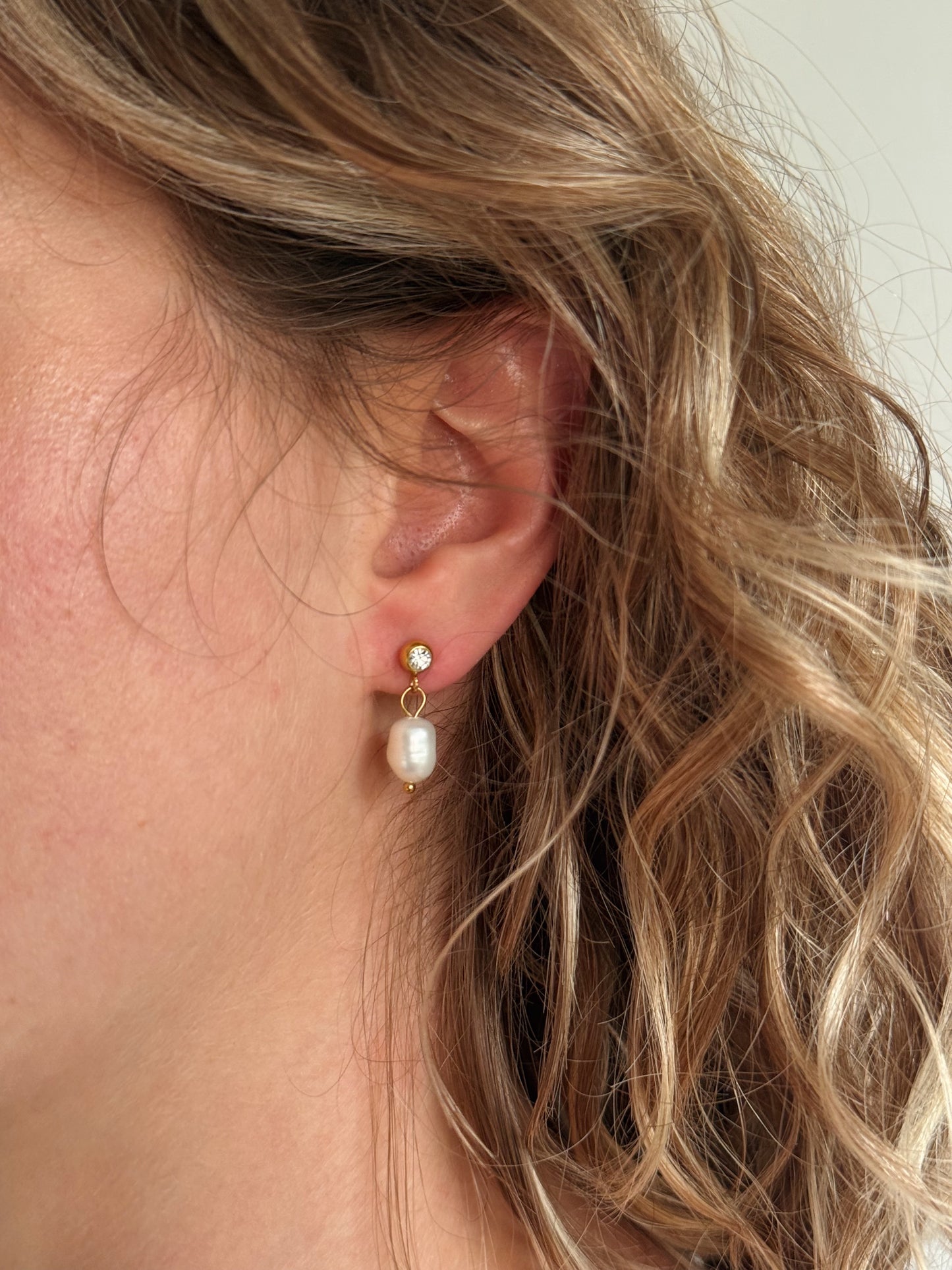 Minimal Pearl Earrings