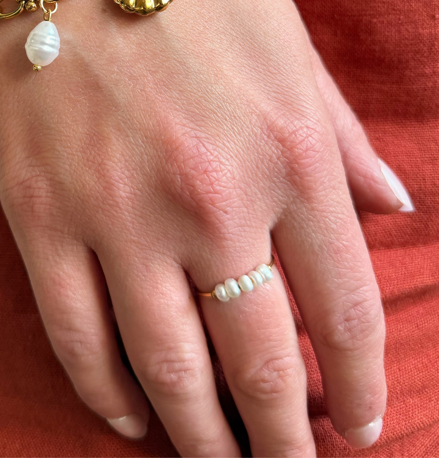 Minimal Pearl Ring